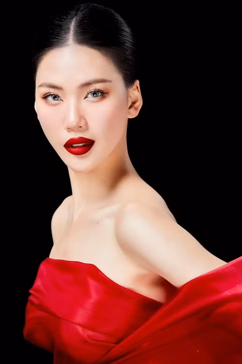 Cô từng được mời ngồi ghế giám khảo chấm bán kết và chung kết Nam vương Toàn cầu 2023, trở thành huấn luyện viên Hoa hậu Chuyển giới Việt Nam 2023.