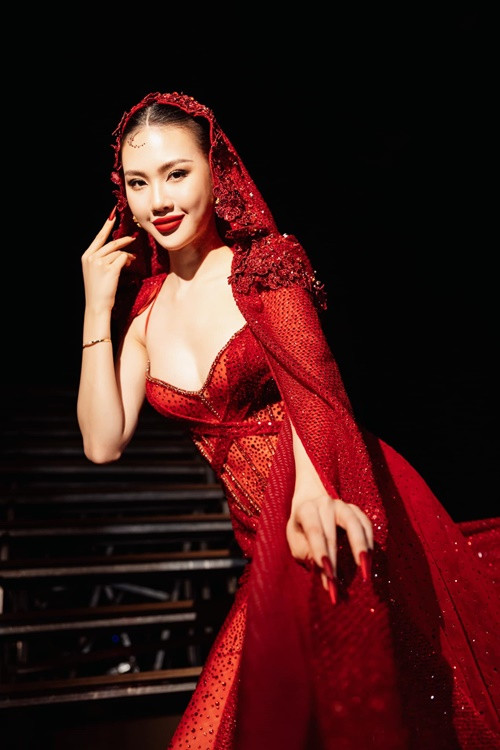 Chia sẻ về việc tham gia cuộc thi Miss Universe Vietnam 2023, chân dài sinh năm 1998 cho biết, bản thân cô còn nhiều khuyết điểm và hành trình chinh phục vương miện đầy khó khăn.