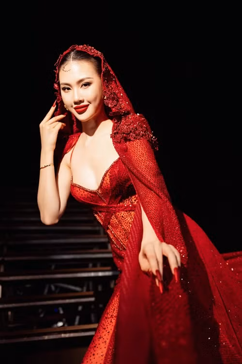 Chia sẻ về việc tham gia cuộc thi Miss Universe Vietnam 2023, chân dài sinh năm 1998 cho biết, bản thân cô còn nhiều khuyết điểm và hành trình chinh phục vương miện đầy khó khăn.