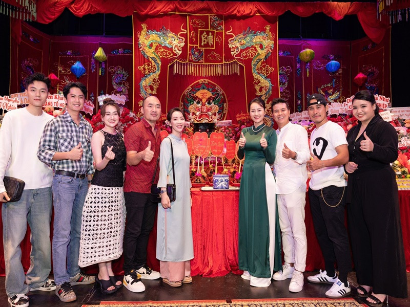 Thu Trang - Tiến Luật vui vẻ hội ngộ các đồng nghiệp.