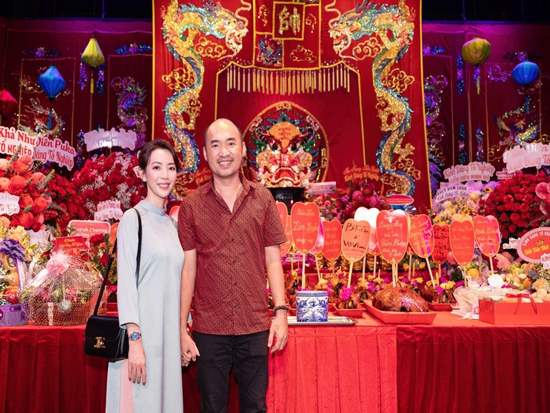 Giữa thông tin công ty bị kiện, vợ chồng Thu Trang tham dự lễ giỗ Tổ nghề sân khấu.