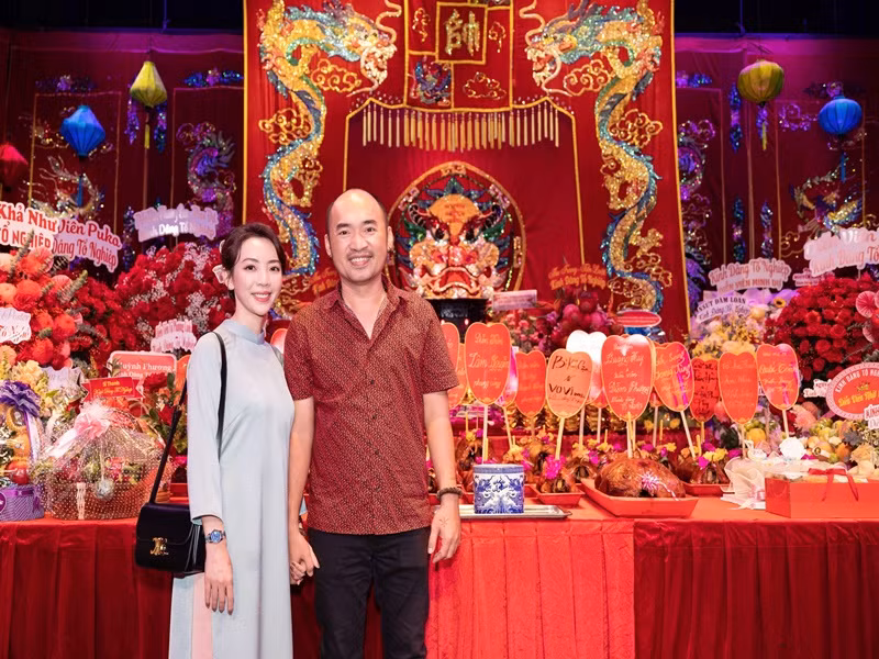 Giữa thông tin công ty bị kiện, vợ chồng Thu Trang tham dự lễ giỗ Tổ nghề sân khấu.