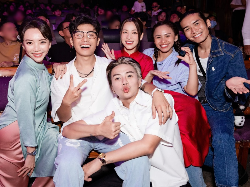 Thu Trang chia sẻ: "Cúng Tổ 2023, lại một năm nữa được cùng các anh chị em nghệ sĩ tề tựu về sân khấu kịch Thế Giới Trẻ để nhận lộc Tổ nghiệp. Mong một năm thật rực rỡ với những sản phẩm chất lượng đem đến cho khán giả thân thương”.