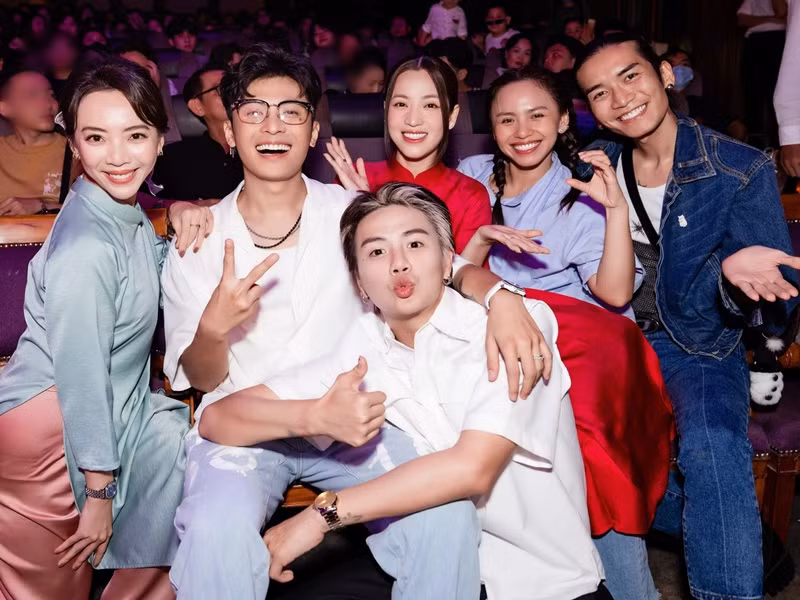 Thu Trang chia sẻ: "Cúng Tổ 2023, lại một năm nữa được cùng các anh chị em nghệ sĩ tề tựu về sân khấu kịch Thế Giới Trẻ để nhận lộc Tổ nghiệp. Mong một năm thật rực rỡ với những sản phẩm chất lượng đem đến cho khán giả thân thương”.