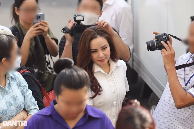 Vy Oanh cũng đến dự phiên xét xử bà Phương Hằng. Ảnh: Dân Trí.
