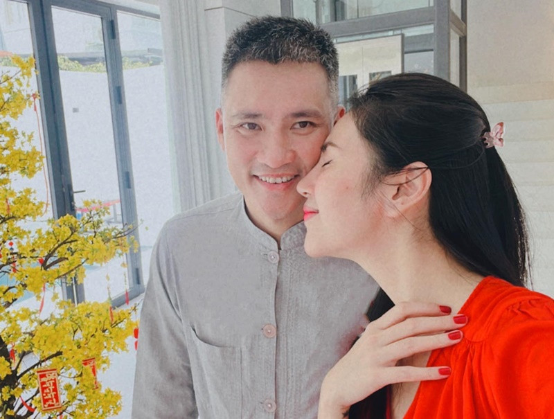 Vợ chồng Thủy Tiên - Công Vinh vắng mặt trong phiên xét xử bà Phương Hằng. Cả hai là người có quyền lợi, nghĩa vụ liên quan. Ảnh: FBNV.