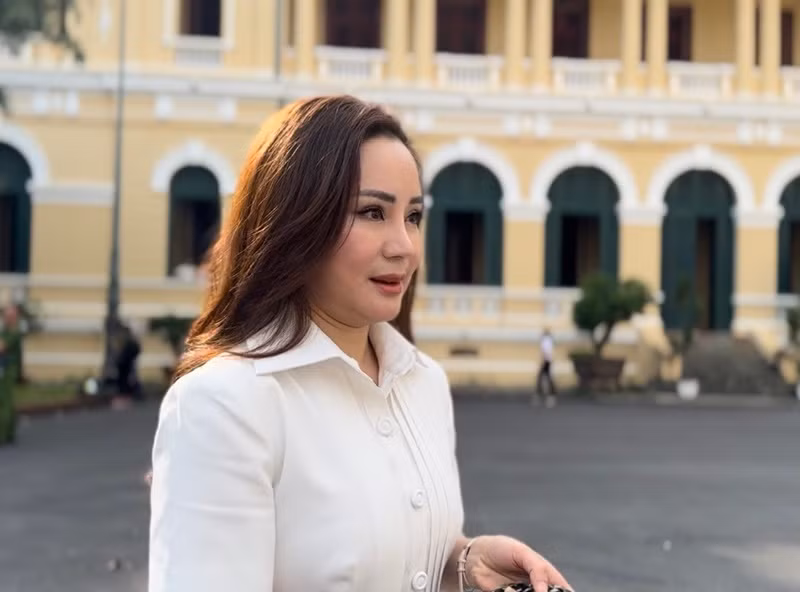 Theo Dân Trí, đầu tháng 9, Vy Oanh và Đàm Vĩnh Hưng gửi đơn tới TAND TPHCM, kiến nghị tòa xác định là "bị hại" thay vì "người liên quan" trong phiên xử bà Nguyễn Phương Hằng. Đàm Vĩnh Hưng và Vy Oanh cho rằng đã bị bà Hằng có những hành động, lời nói tác động trực tiếp, gây thiệt hại về thể chất và tinh thần - đáp ứng đủ điều kiện để được xác định là bị hại trong vụ án theo quy định ở khoản 1 Điều 62 Bộ luật Tố tụng Hình sự. Vy Oanh không đòi bồi thường, chỉ yêu cầu bà Hằng cùng đồng phạm xin lỗi do có các phát ngôn xúc phạm. Ảnh: Dân Việt.