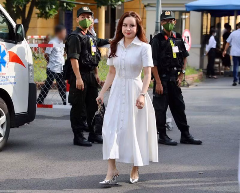 Giọng ca Đồng xanh diện váy trắng, tỏ ra khá bình thản. Nhiều người cho rằng diện mạo của Vy Oanh trông khác lạ. Nữ ca sĩ đến tòa với tư cách là người có nghĩa vụ và quyền lợi liên quan. Ảnh: Tiền Phong.