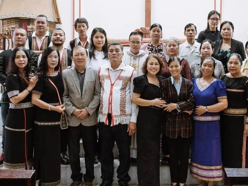 Vợ chồng nữ ca sĩ chụp ảnh cùng người thân trong lễ cưới. Ảnh: FBNV.