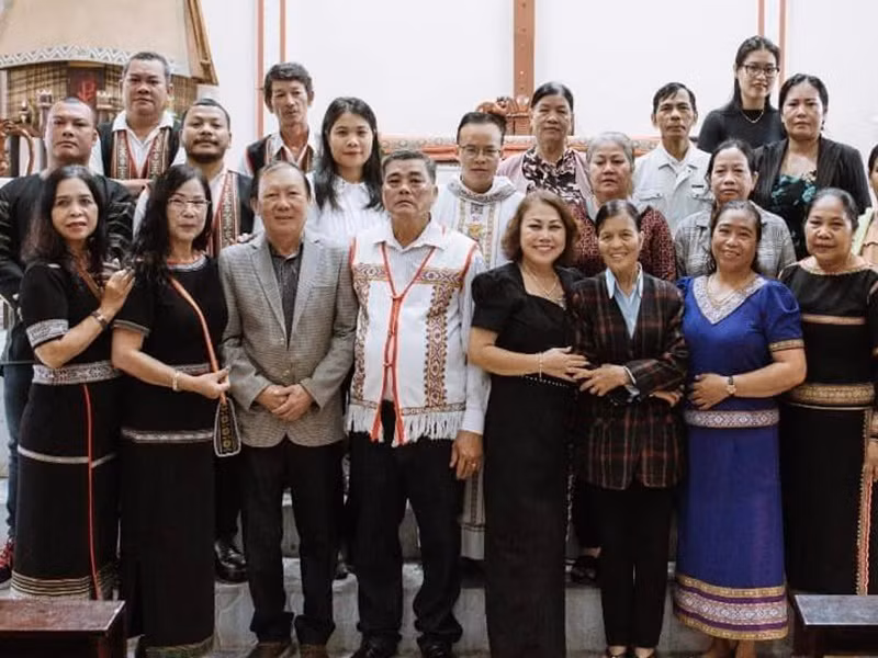 Vợ chồng nữ ca sĩ chụp ảnh cùng người thân trong lễ cưới. Ảnh: FBNV.