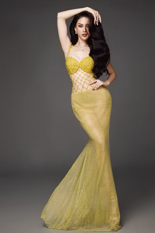 Trước chiến thắng của Quỳnh Hoa ở Miss Universe Vietnam 2023, Võ Hoàng Yến bày tỏ: "Chúc mừng cô bé học trò Quỳnh Hoa đã chạm được đến giấc mơ của mình. Hành trình từ những ngày đầu đi thi siêu mẫu của em đến các cuộc thi sắc đẹp, làm chương trình truyền hình thực tế em luôn lắng nghe rất nhiều từ chị, em đã thay đổi rất nhiều, ngày càng hoàn thiện bản thân nhiều hơn và hôm nay vũ trụ đã lắng nghe em. Chúc cho em sẽ lan tỏa nhiều hơn sứ mệnh của một hoa hậu trong nhiệm kỳ rực rỡ của mình. Yêu em cô học trò nhỏ nhưng có võ". Ảnh: FBNV.