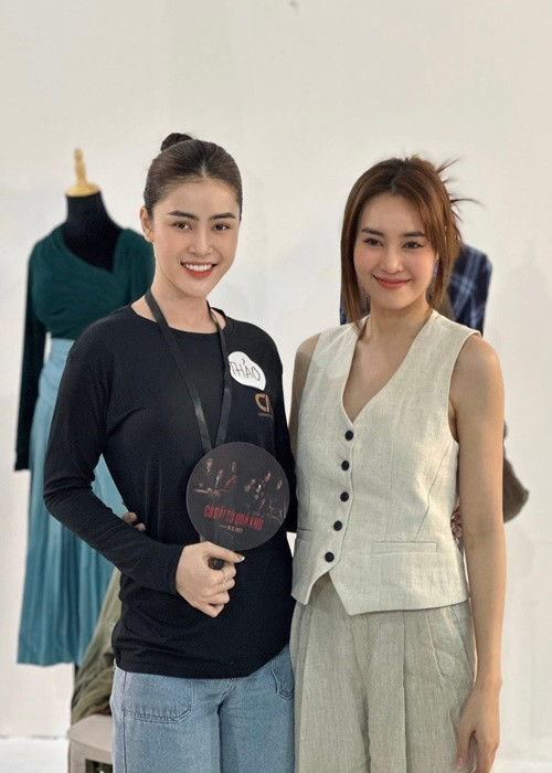 Lý Kim Thảo chia sẻ trên Dân Trí, cô muốn được khán giả chấp nhận là một nghệ sĩ chứ không phải “bình hoa di động”.