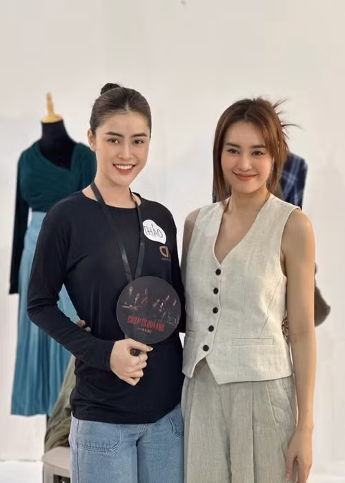 Lý Kim Thảo chia sẻ trên Dân Trí, cô muốn được khán giả chấp nhận là một nghệ sĩ chứ không phải “bình hoa di động”.