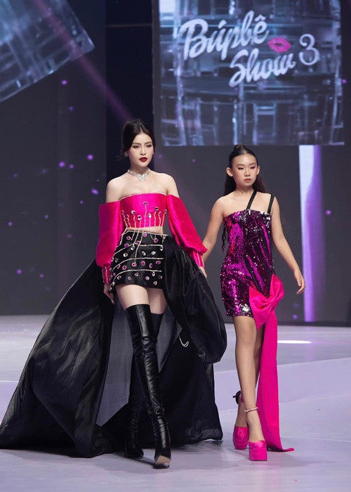 Lý Kim Thảo tự tin trình diễn trên sàn catwalk.