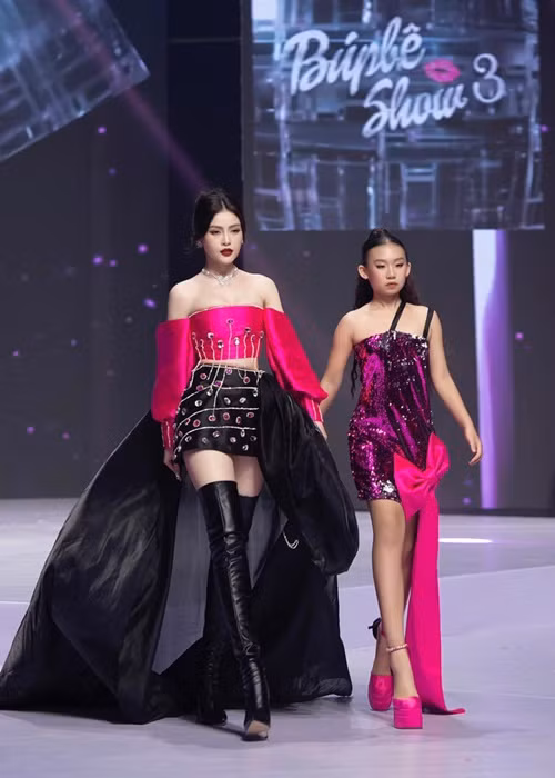 Lý Kim Thảo tự tin trình diễn trên sàn catwalk.