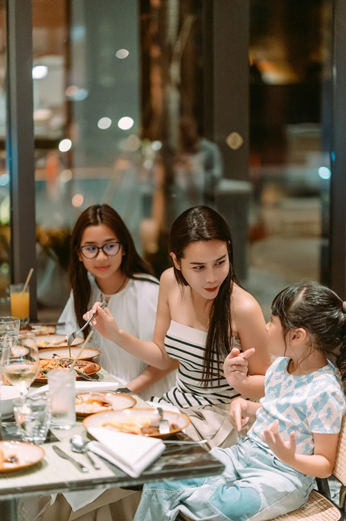 Hơn 1 năm qua, trên trang cá nhân, nữ ca sĩ không đăng tải hình ảnh Hồ Hoài Anh mà chỉ đăng ảnh hai con gái.