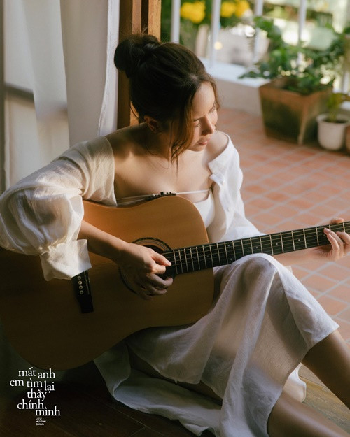 Đến tháng 5/2023, nữ ca sĩ ra MV Mất anh em tìm lại thấy chính mình. Trong buổi giới thiệu sản phẩm âm nhạc, cô chia sẻ trên Dân Trí, trong thời gian ở ẩn, cô bắt tay viết nhạc. Với MV Mất anh em tìm lại thấy chính mình, Lưu Hương Giang không song hành cùng Hồ Hoài Anh như thường lệ. Nữ ca sĩ đảm nhận sáng tác, sản xuất và trình bày.