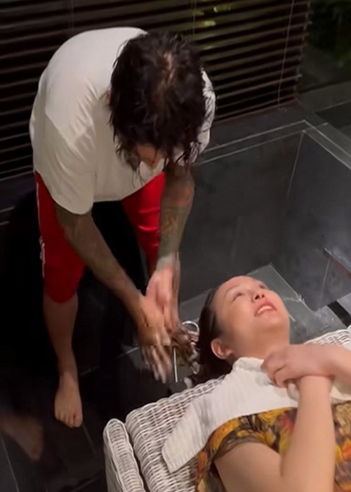 Trong một chuyến công tác ở Đà Nẵng, vì ngoài trời mưa to, Hương Baby không thể ra ngoài để chăm sóc mái tóc, Tuấn Hưng không ngần ngại gội đầu cho vợ. Ảnh: Người Đưa Tin.