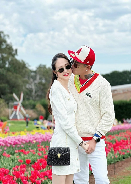 Tuấn Hưng có không ít lời nịnh vợ. Cách đây ít ngày, anh khen vợ đẹp hơn cả vườn hoa tulip ở Australia. Ảnh: FBNV.