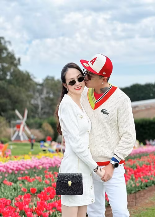 Tuấn Hưng có không ít lời nịnh vợ. Cách đây ít ngày, anh khen vợ đẹp hơn cả vườn hoa tulip ở Australia. Ảnh: FBNV.