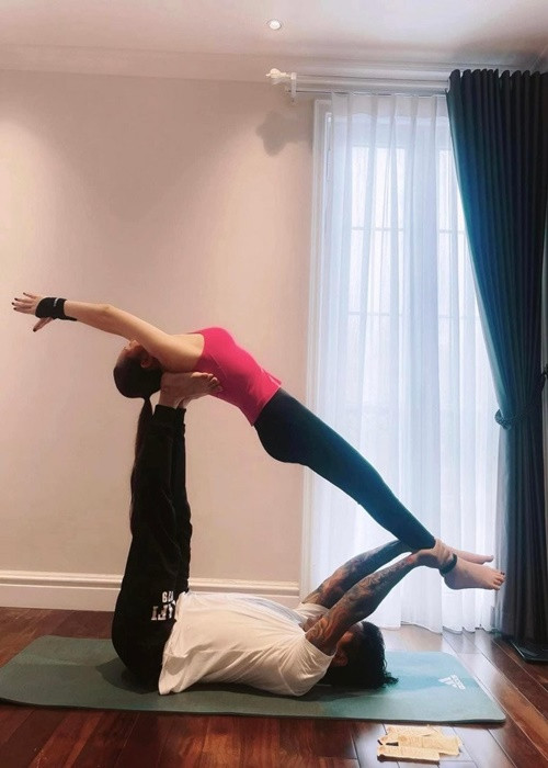 Nam ca sĩ tập yoga cùng vợ để cô có động lực tập luyện chăm chỉ. Ảnh: Người Đưa Tin.