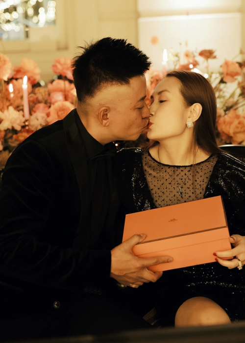 Valentine 2022, Tuấn Hưng mua chiếc túi hiệu 1,5 tỷ đồng để tặng Hương Baby. Anh chia sẻ, biết vợ rất thích nhưng không chịu mua nên anh bỏ ra số tiền lớn mua túi tặng để vợ vui. Ảnh: Nhịp Sống Việt.