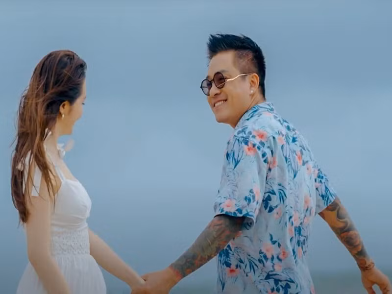Nam ca sĩ chia sẻ, anh là ông chồng yêu vợ và sợ vợ nhất showbiz bởi đàn ông đều ít nhất vài lần trong đời phải tìm cách để nịnh vợ. Ảnh: VOV.