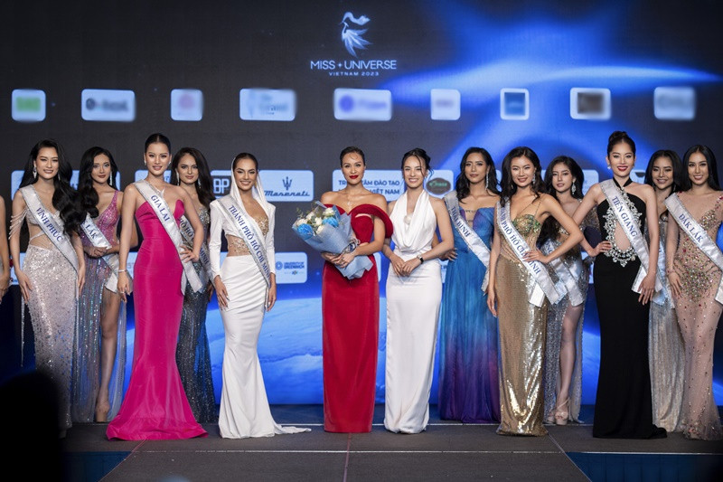 Theo Phụ Nữ TP HCM, ngoài suất thi Miss Universe 2023 dành cho tân hoa hậu, ban tổ chức còn có 2 suất thi các cuộc thi nhan sắc quốc tế trong năm 2024 dành cho 4 cô gái còn lại trong top 5. Ảnh: Phụ Nữ TP HCM.