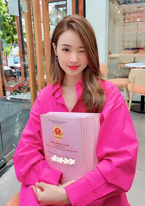 Midu không ít lần khoe những cuốn sổ đỏ trên tay. Nữ diễn viên còn gây chú ý khi thông báo bán thành công 21 lô đất trong một livestream. Ảnh: Saostar.