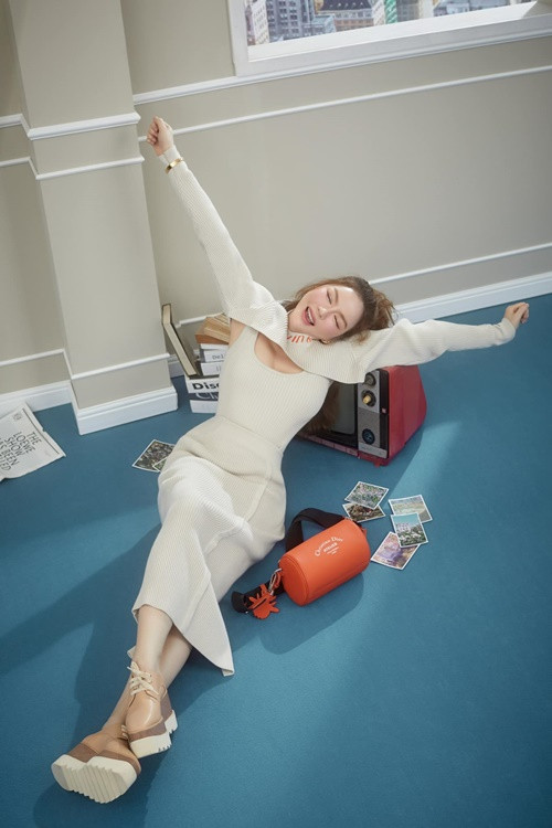 Năm 2021, người đẹp xây dựng căn nhà mới tại một quận trung tâm TP HCM. Trong nhà đầy đủ khu vui chơi giải trí, lounge, phòng ballroom để đãi tiệc sức chứa 100 khách. Ảnh: FBNV.