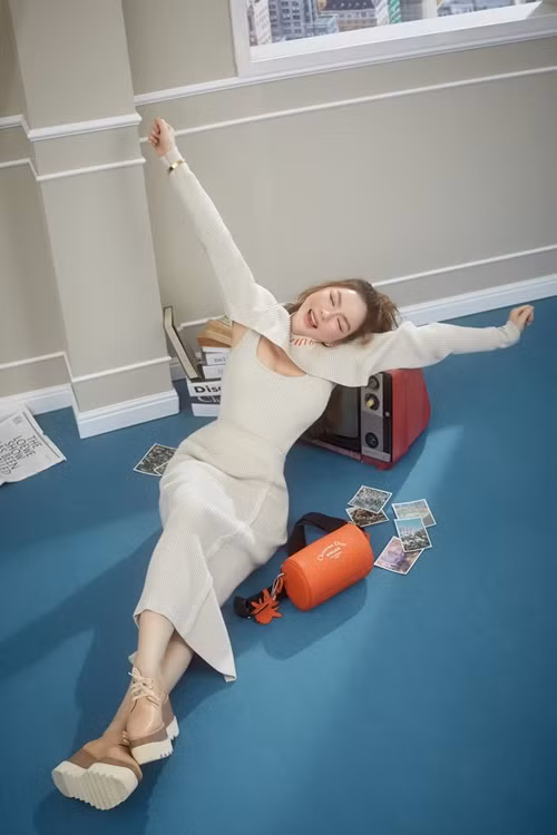 Năm 2021, người đẹp xây dựng căn nhà mới tại một quận trung tâm TP HCM. Trong nhà đầy đủ khu vui chơi giải trí, lounge, phòng ballroom để đãi tiệc sức chứa 100 khách. Ảnh: FBNV.