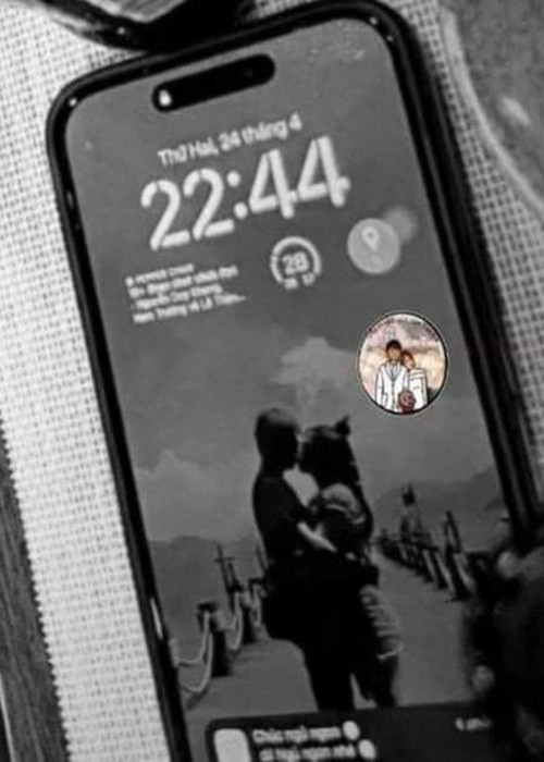 Một tài khoản Facebook từng tiết lộ hình ảnh một chiếc điện thoại có màn hình khóa được cho là của Gin Tuấn Kiệt. Dựa vào trang phục và kiểu tóc, cư dân mạng suy đoán cô gái trong ảnh là Puka. Ảnh: Hoa Học Trò.