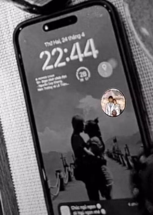 Một tài khoản Facebook từng tiết lộ hình ảnh một chiếc điện thoại có màn hình khóa được cho là của Gin Tuấn Kiệt. Dựa vào trang phục và kiểu tóc, cư dân mạng suy đoán cô gái trong ảnh là Puka. Ảnh: Hoa Học Trò.