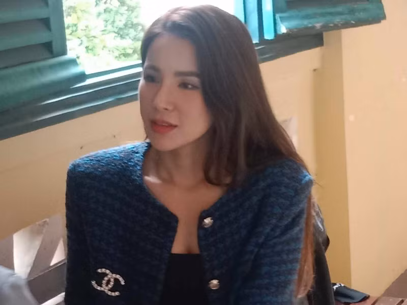 Theo Người Lao Động, ngày 25/9, TAND TP HCM tuyên án phúc thẩm vụ tranh chấp quyền nuôi con giữa Diệp Lâm Anh và doanh nhân Đức Phạm. Tòa tuyên giữ nguyên bản án sơ thẩm của TAND quận 1, TP HCM; chấp nhận yêu cầu thuận tình ly hôn và giao con trai cho doanh nhân Đức Phạm, giao con gái cho Diệp Lâm Anh nuôi dưỡng. Ảnh: Vietnamnet.