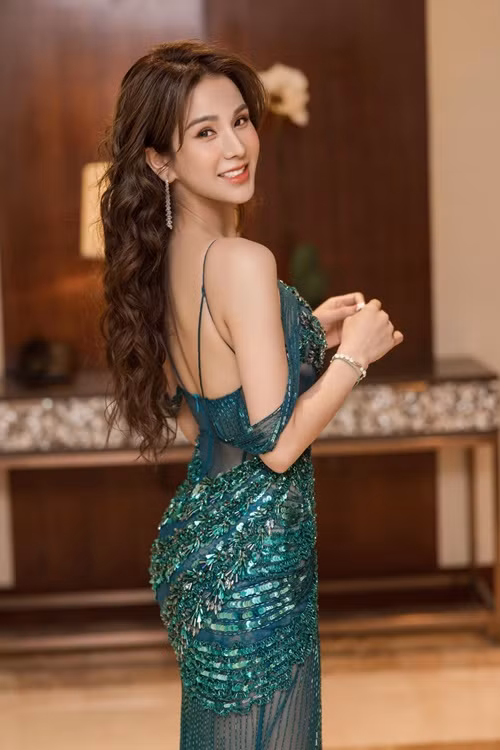 Người đẹp tiết lộ, cách đây 1 tuần, phía bên chồng cũ có yêu cầu cho cô một căn nhà mặt tiền khoảng 30 tỷ, 3 tỷ tiền mặt… để đổi lấy việc nuôi 2 con. “Tôi từ chối ngay lập tức. Tôi muốn mọi người thấy rằng, trẻ con không phải là món đồ, chúng được quyền cùng nhau phát triển, chứ không thể dùng tiền bạc, vật chất để đổi con”, cô chia sẻ. Ảnh: FBNV.