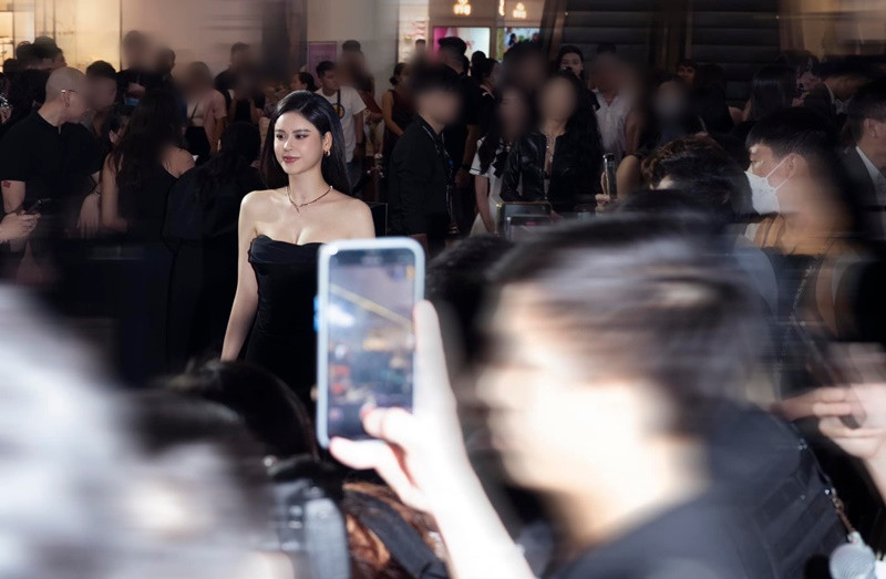 Để giữ được vẻ trung, quyến rũ, Trương Quỳnh Anh nâng ngực, hút mỡ má, nọng cằm, mở góc mắt, cấy mỡ tự thân trán, thái dương và hút mỡ cánh tay. Nữ ca sĩ thừa nhận chuyện phẫu thuật thẩm mỹ vào năm 2017.