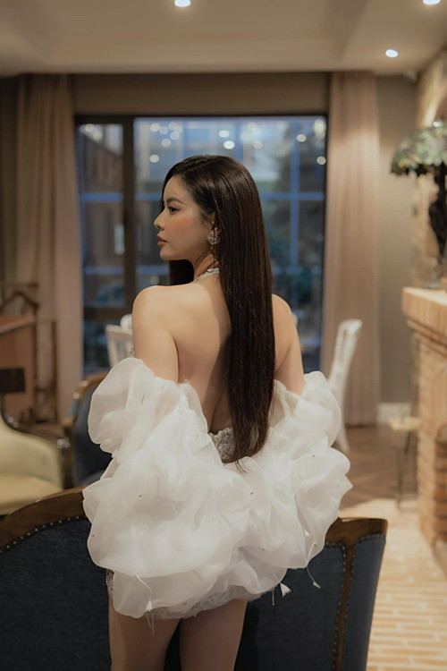 Người đẹp tập luyện nhiều bộ môn thể thao khác nhau như gym, yoga, boxing, võ thuật để giữ dáng.