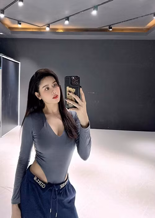 Năm 2021, Trương Quỳnh Anh nhập viện để phẫu thuật và điều trị bệnh tuyến giáp. 1 năm sau khi sức khỏe ổn định, nữ ca sĩ trở lại với nghệ thuật.