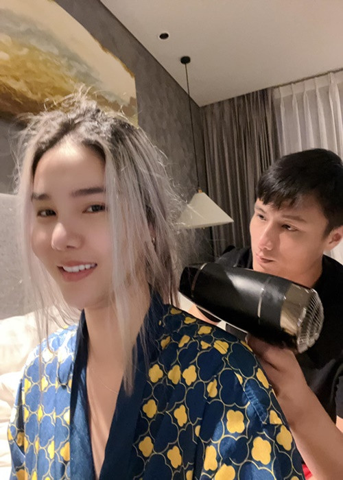 Kỳ Hân được chồng chiều chuộng. Không ít lần, cô khoe được Mạc Hồng Quân giúp sấy tóc. Ảnh: FBNV.