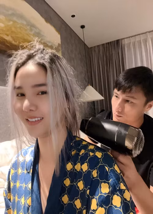 Kỳ Hân được chồng chiều chuộng. Không ít lần, cô khoe được Mạc Hồng Quân giúp sấy tóc. Ảnh: FBNV.