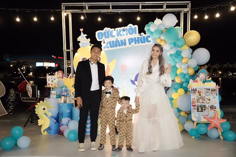 Nữ người mẫu chia sẻ không ít hình ảnh gia đình hạnh phúc trên mạng xã hội. Ảnh: FBNV.