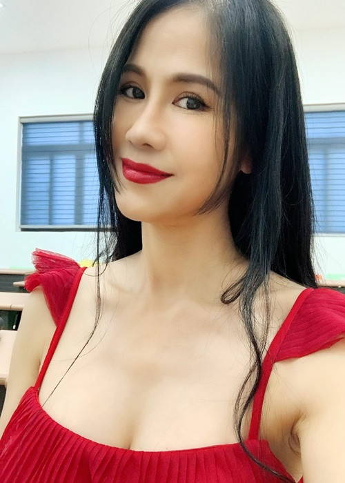 Vẻ ngoài quyến rũ của Đào Vân Anh ở tuổi U50 khiến nhiều người ngưỡng mộ.