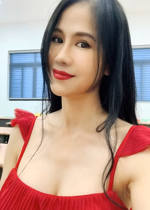 Vẻ ngoài quyến rũ của Đào Vân Anh ở tuổi U50 khiến nhiều người ngưỡng mộ.