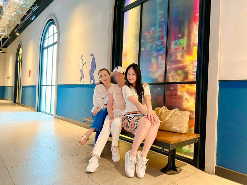 Đào Vân Anh có mối quan hệ thân thiết với nhiều đồng nghiệp như Trịnh Kim Chi, Khánh Huyền (trong ảnh).