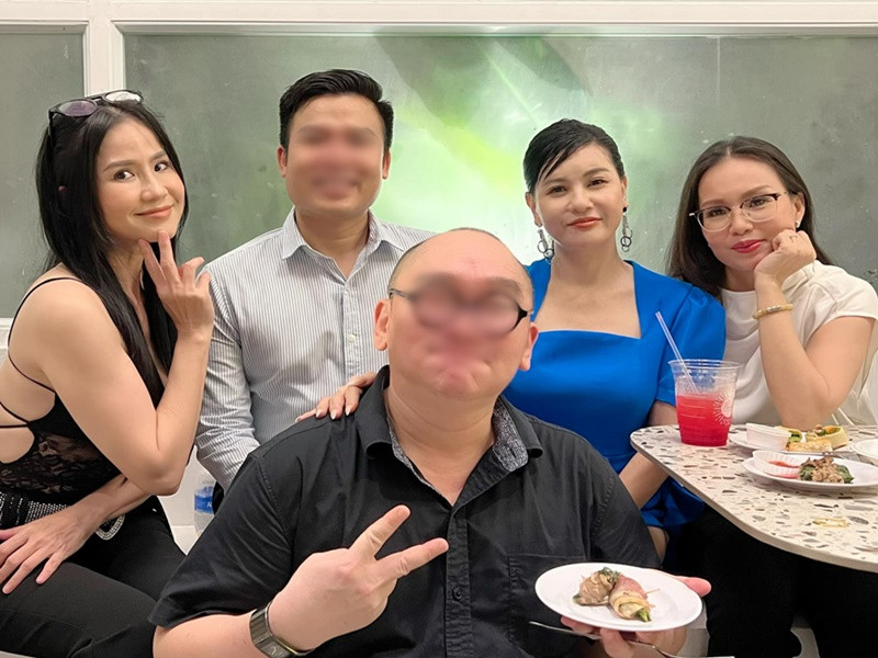 Cô khoe vẻ gợi cảm bên Cát Phượng, Cẩm Ly ở hậu trường chương trình.