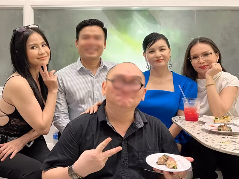 Cô khoe vẻ gợi cảm bên Cát Phượng, Cẩm Ly ở hậu trường chương trình.