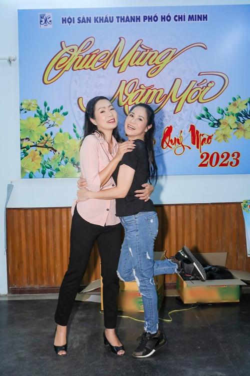 Đào Vân Anh trẻ trung, hội ngộ Trịnh Kim Chi trong chương trình chào năm mới của Hội Sân khấu TP HCM.