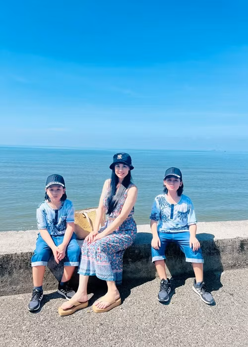 Hiện tại, Đào Vân Anh một mình nuôi hai cậu con trai sau khi ly hôn. Gần đây, theo Người Lao Động, trong chương trình Mái ấm gia đình Việt, nữ diễn viên cho biết, cô từng rất lo lắng nhưng phải cố gắng để hai con luôn cảm thấy rằng vẫn có một người cha vô hình nằm trong con người của mẹ. Đôi lúc Đào Vân Anh cảm thấy bất lực, muốn buông xuôi tất cả. Tuy nhiên, cô phải mạnh mẽ trước mặt các con, đặc biệt không được khóc trước mặt các con, bởi cô là nơi các con đang dựa vào.