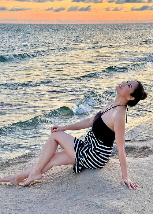 Ngoài đời, nữ diễn viên phim Bình minh Châu Thổ là bà mẹ hai con trẻ trung, quyến rũ.