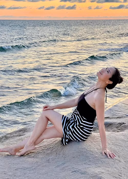 Ngoài đời, nữ diễn viên phim Bình minh Châu Thổ là bà mẹ hai con trẻ trung, quyến rũ.